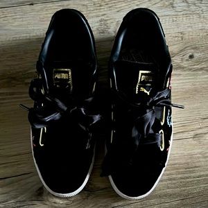 Beautiful puma sneakers in black velvet. With flowers.Original